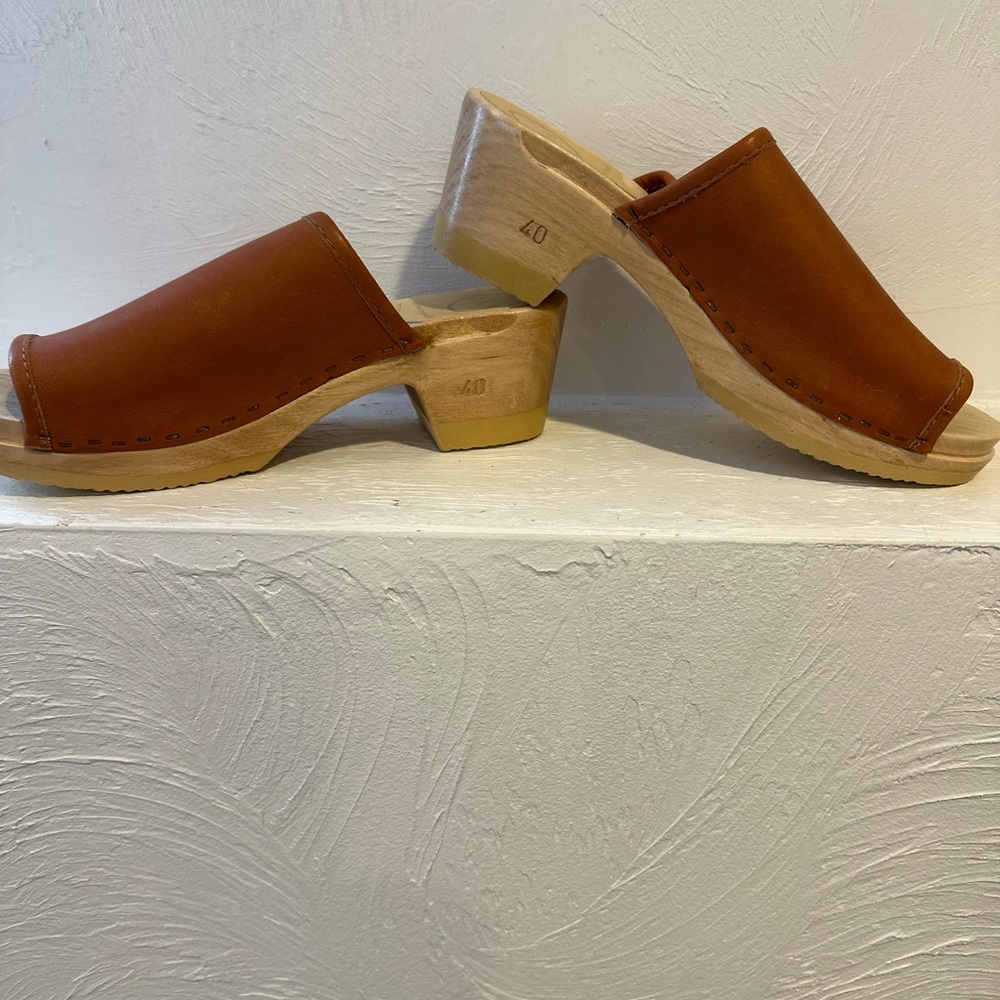 Brown Suede Mules with Wooden Sole and Moderate Heel